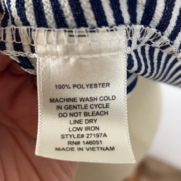 Monteau Sleeveless Blouse with Center Pleat and Keyhole in Back - Size XL - Picture 9 of 10